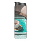 Tasse der weißen Keramik auf weißem Serviertablett (Nach rechts gedreht)