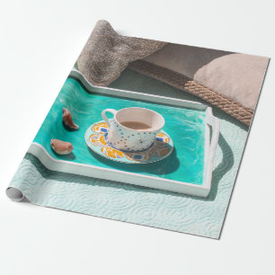 Tasse der weißen Keramik auf weißem Serviertablett Geschenkpapier