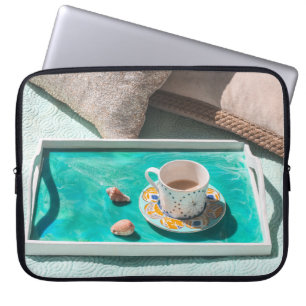 Tasse der weißen Keramik auf weißem Serviertablett Laptopschutzhülle