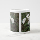 Tasse der weißen Wildblumen (Vorderseite)