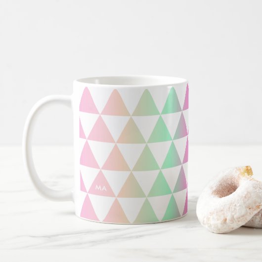 Tasse des Dreiecksmustermusters (Mit Donut)