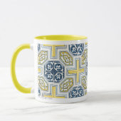 Tasse des geometrischen, gelben Teppichmusters (Links)