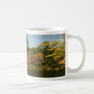 Tasse des Herbstflusses