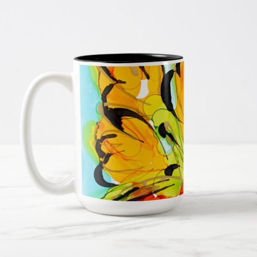 Tasse des Kaffees innerhalb des Lovitapokals (Links)