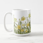 Tasse des Kaffees mit Blumenrand von gelben Narzis (Links)