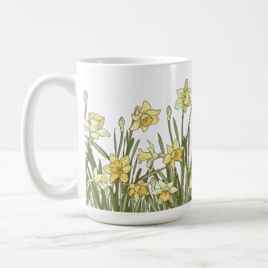 Tasse des Kaffees mit Blumenrand von gelben Narzis (Links)