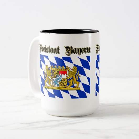 Tasse des Kaffees mit der bayerischen Wappen (Vorderseite Links)