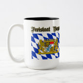 Tasse des Kaffees mit der bayerischen Wappen (Links)