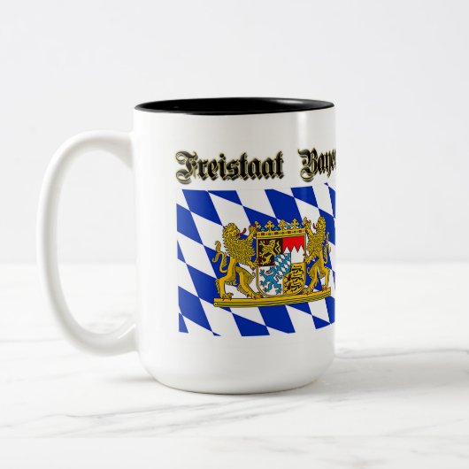 Tasse des Kaffees mit der bayerischen Wappen (Links)