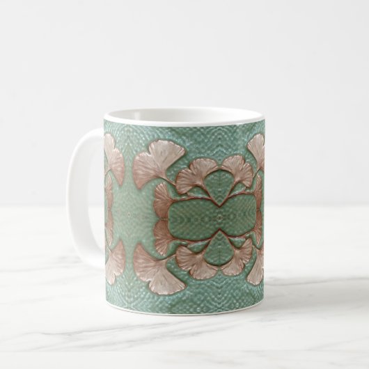 Tasse des Kaffees mit Gingko-Blattdesign (Vorderseite Links)