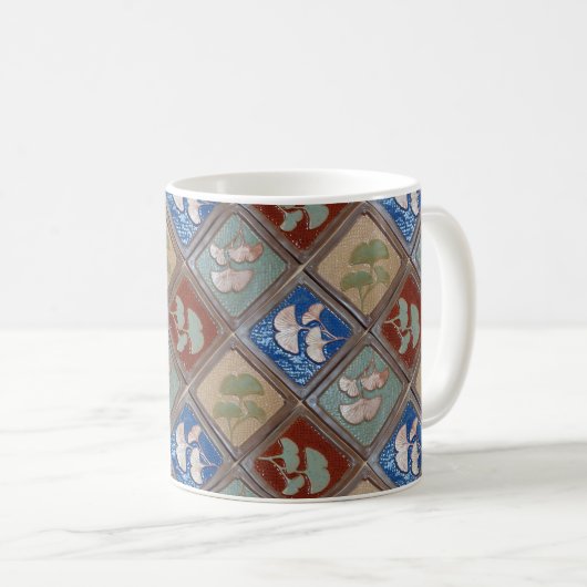 Tasse des Kaffees mit Gingko-Blattdesign (VorderseiteRechts)