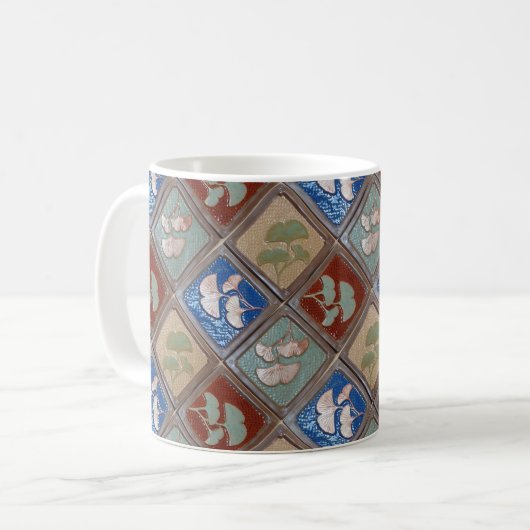 Tasse des Kaffees mit Gingko-Blattdesign (Vorderseite Links)