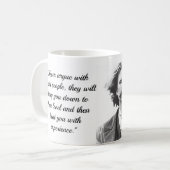 Tasse des Kaffees mit Mark Twain Zitat (Vorderseite Links)