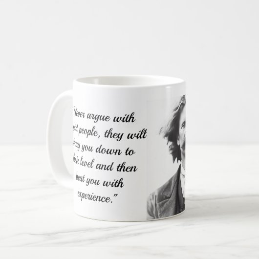 Tasse des Kaffees mit Mark Twain Zitat (Vorderseite Links)