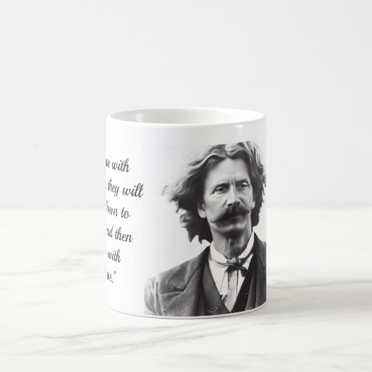 Tasse des Kaffees mit Mark Twain Zitat (Mittel)