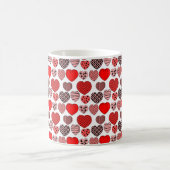 Tasse des Kaffees mit wiederholtem Herz (Mittel)