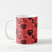 Tasse des Kaffees mit wiederholtem Herz (Links)