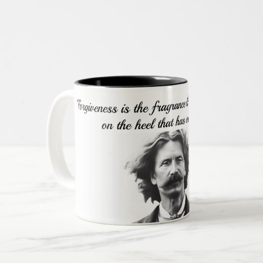 Tasse des Kaffees mit Zitat von Mark Twain (Vorderseite Links)