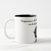 Tasse des Kaffees mit Zitat von Mark Twain (Links)