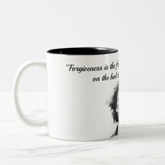 Tasse des Kaffees mit Zitat von Mark Twain (Links)