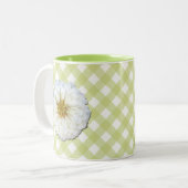 Tasse des Kaffees - Weißes Zinnia auf Gitter (Vorderseite Links)