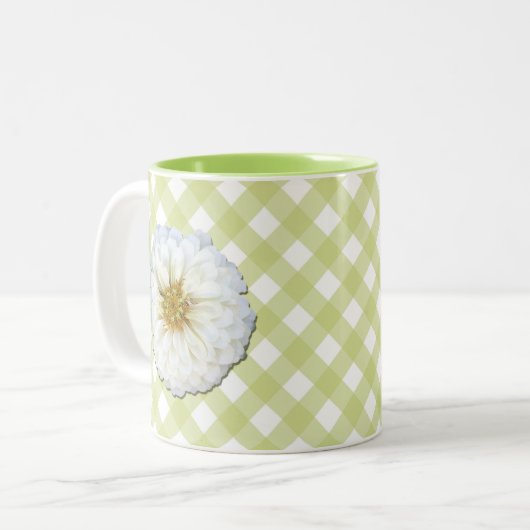 Tasse des Kaffees - Weißes Zinnia auf Gitter (Vorderseite Links)