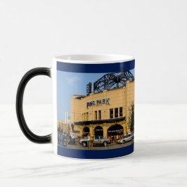 Tasse des Kaffees zeigt Foto von Pittsburgh bei he