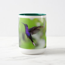 Tasse des lila Vogel-Kaffees
