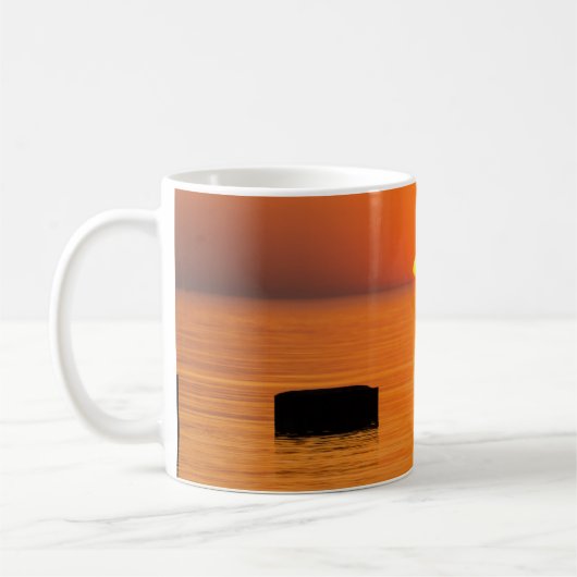 Tasse des Orangenkaffees (Links)