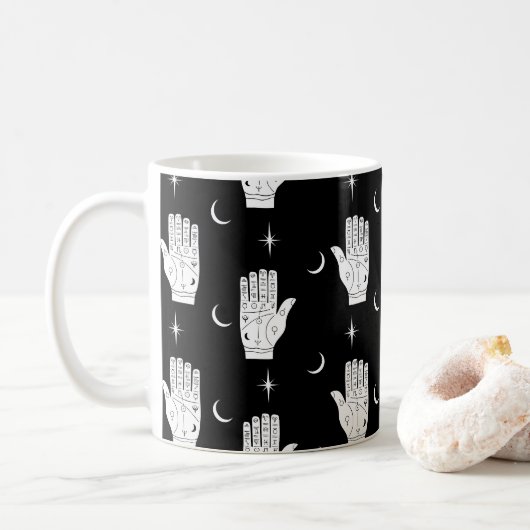 Tasse des Palmistry-Kaffees mit Hand des Glücks (Mit Donut)