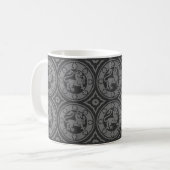 Tasse des Schwarzen Mittelalters (Vorderseite Links)
