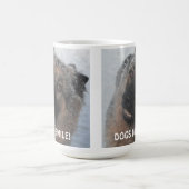 Tasse deutscher Hirte im Schnee lächelnd (Mittel)