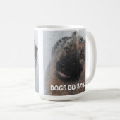 Tasse deutscher Hirte im Schnee lächelnd (VorderseiteRechts)