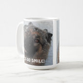 Tasse deutscher Hirte im Schnee lächelnd (Vorderseite Links)