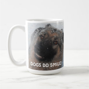 Tasse deutscher Hirte im Schnee lächelnd