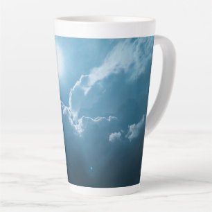 Tasse dramatisches Sonnenlicht durch Wolken
