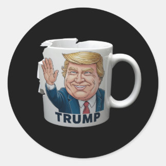 Tasse eines Kaffees mit Trump Runder Aufkleber
