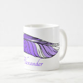 Tasse - Federn und Name in Purpur (VorderseiteRechts)