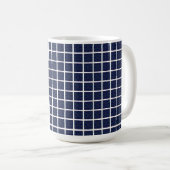Tasse für blaue geometrische Quadrate (VorderseiteRechts)