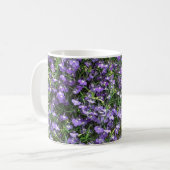Tasse für lila Frühlingsblumen (Vorderseite Links)
