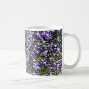 Tasse für lila Frühlingsblumen