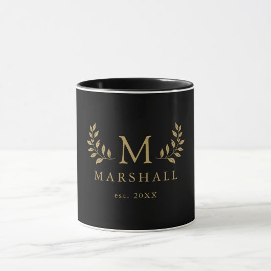 Tasse für Monogram-Familienname in Schwarz und Gol (Zentrum)