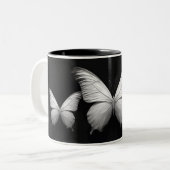Tasse für Schwarzweiß-Schmetterlingsdesign (Vorderseite Links)