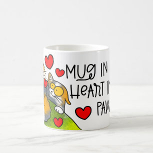 Tasse in Händen Herz in ihren Pfoten