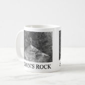 Tasse in Standardgröße mit Betty Hall auf dem Fels (Vorderseite Links)