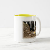 Tasse-Jeder benötigt einen Freund Zweifarbige Tasse (VorderseiteRechts)