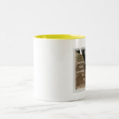 Tasse-Jeder benötigt einen Freund Zweifarbige Tasse (Mittel)