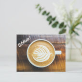 Tasse Kaffee Latte mit Leaf-Form Schaumstoff auf H Einladungspostkarte (Stehend Vorderseite)