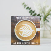 Tasse Kaffee Latte mit Leaf-Form Schaumstoff auf H Karte (Stehend Vorderseite)