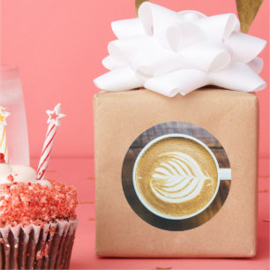 Tasse Kaffee Latte mit Leaf-Form Schaumstoff auf H Runder Aufkleber